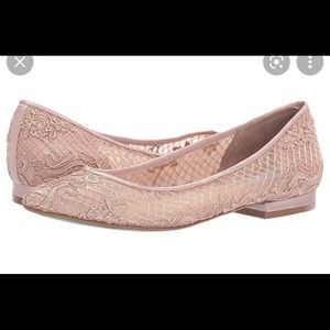 New Betsy Johnson Lacey Pointed toe flat shoes size 8 cream fabric and leather